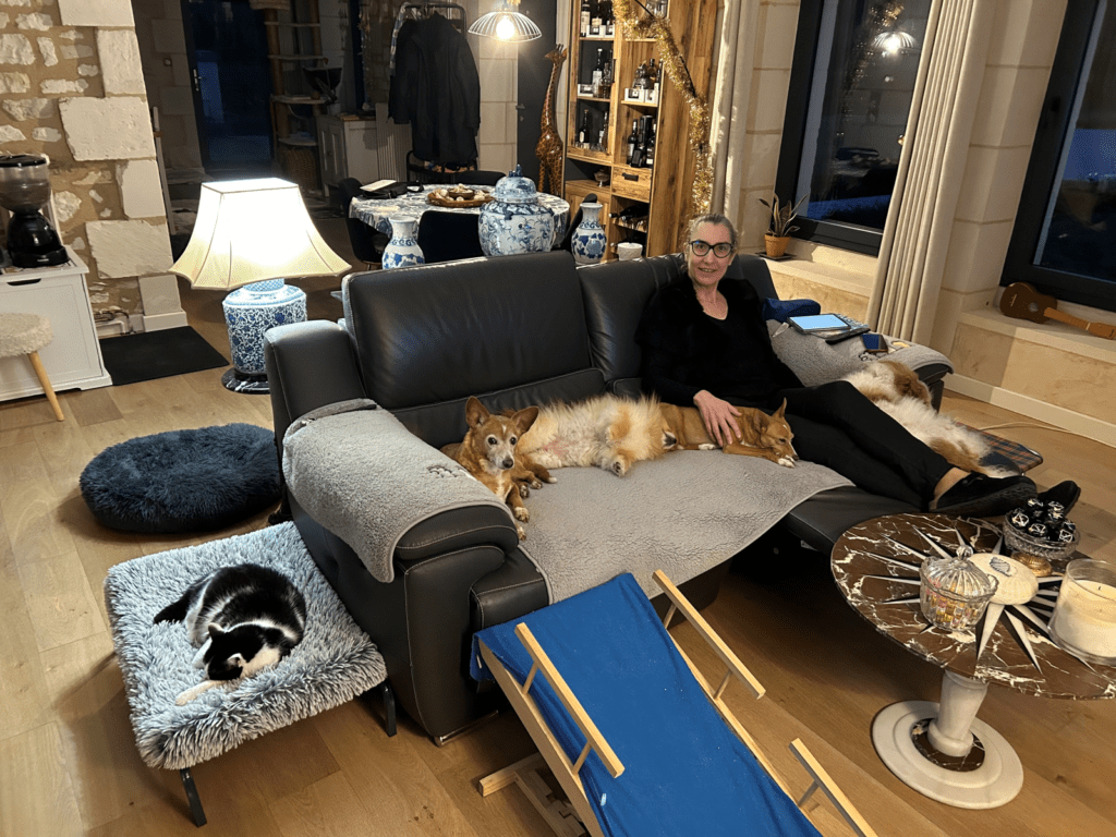 Gwénaëlle, comportementaliste canin, en compagnie de ses chiens